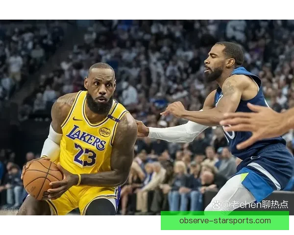 NBA季后赛激战正酣 球迷热议詹姆斯与库里谁能带队夺冠